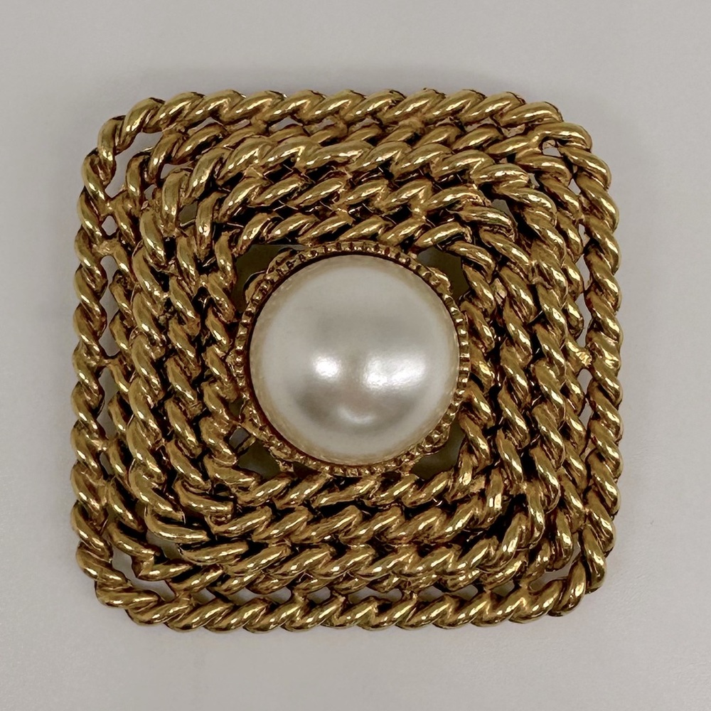 TWIST GOLD ROPE PEARL BROOCH TIMELESS VINTAGE FASHION ACCESSORY